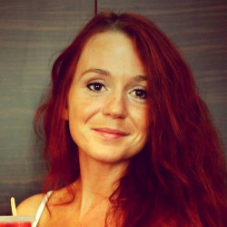 Angie Máhrová