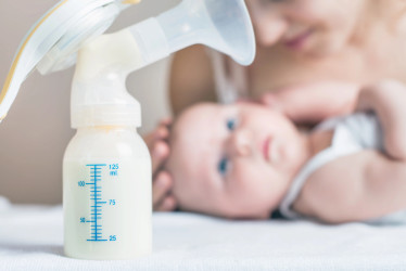 Materské mlieko – dôležité fakty od A po Z. Ktorým mýtom neveriť?